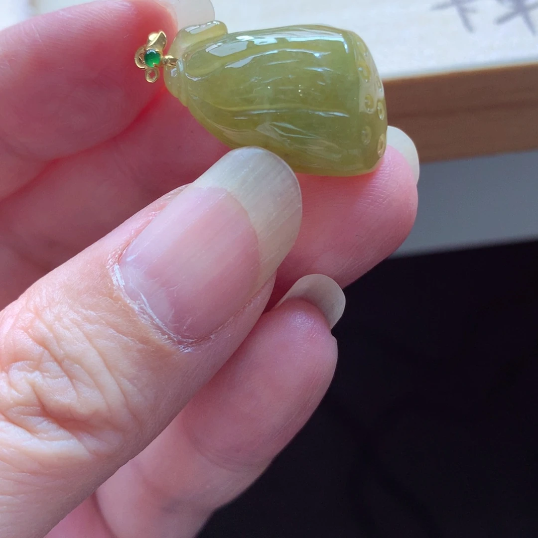 翡翠18K金镶嵌颈饰吊坠