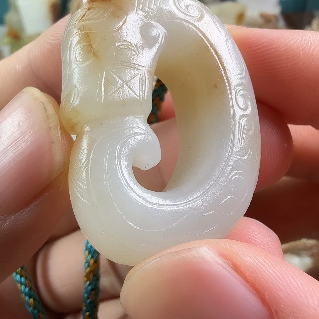 祥***符未镶嵌和田玉（糖玉）车挂