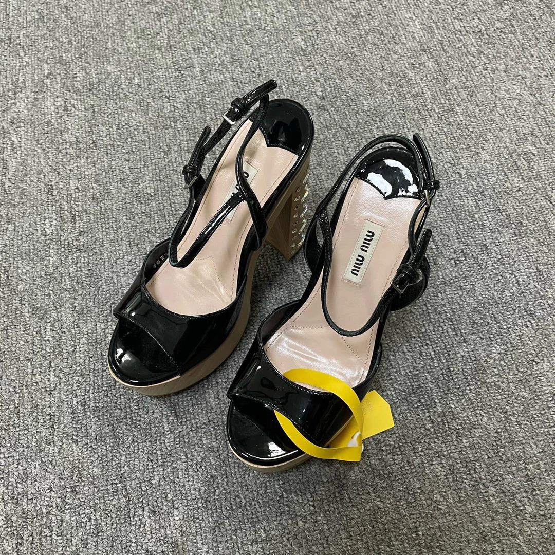 99新 MIU MIU/缪缪 时尚搭扣一字带高跟凉鞋  35码/7510