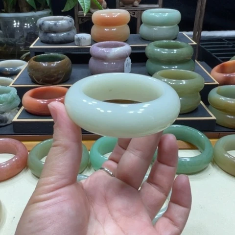 未镶嵌手镯石英质玉