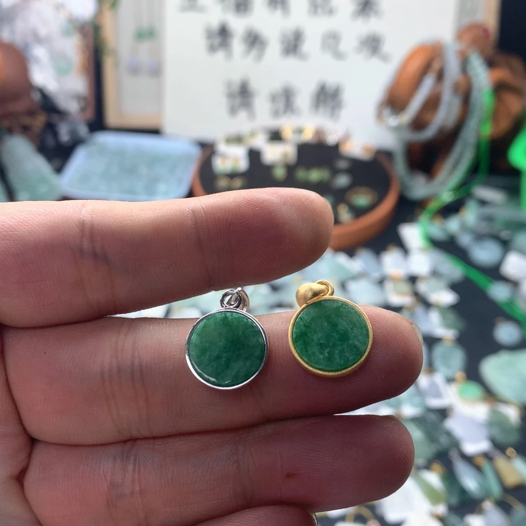 颈饰银S925镶嵌翡翠多性发一件。