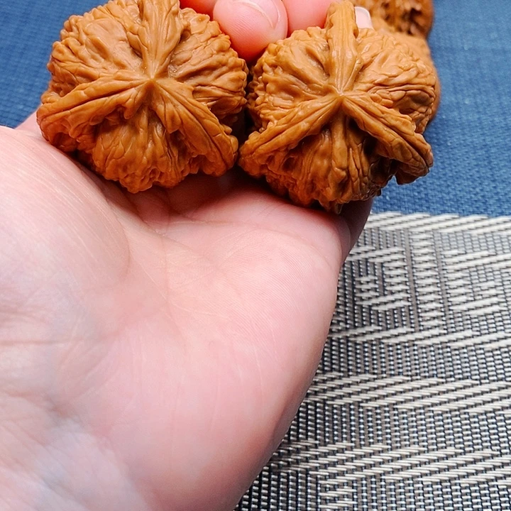 咫***涯文玩核桃吊坠三棱