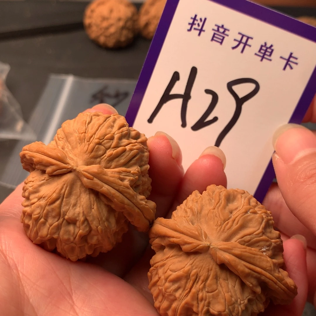 文玩核桃吊坠白狮子