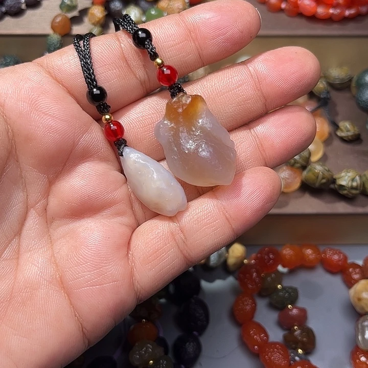 阿拉善彩玛瑙吊坠