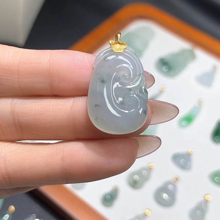 翡翠18K金镶嵌颈饰