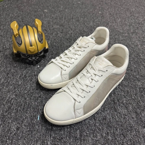 95新 LouisVuitton/路易威登 /41码/镭射老花满印板鞋/公价6800