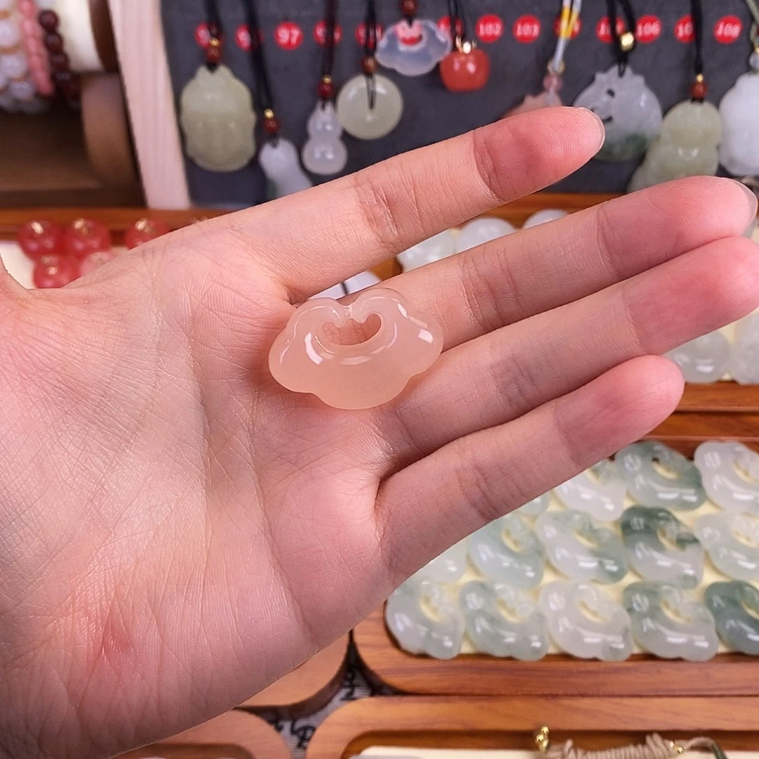 颈饰未镶嵌石英质玉笑*