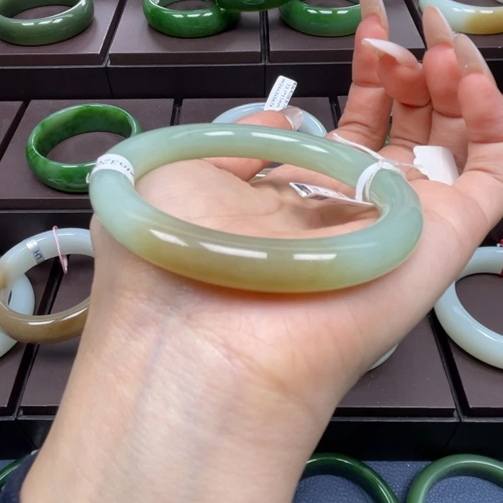 和田玉未镶嵌手镯