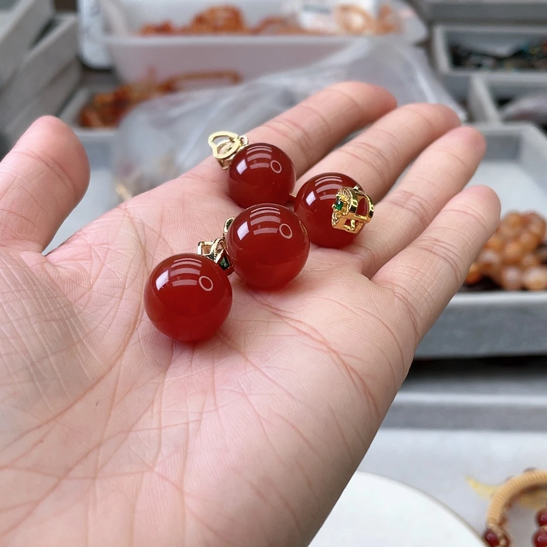 玛瑙/玉髓颈饰合金红玛瑙单珠吊坠随机发一