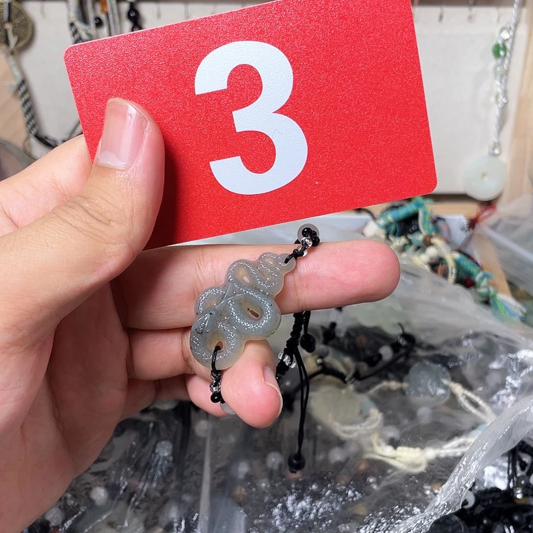 蛇纹石玉颈饰合金