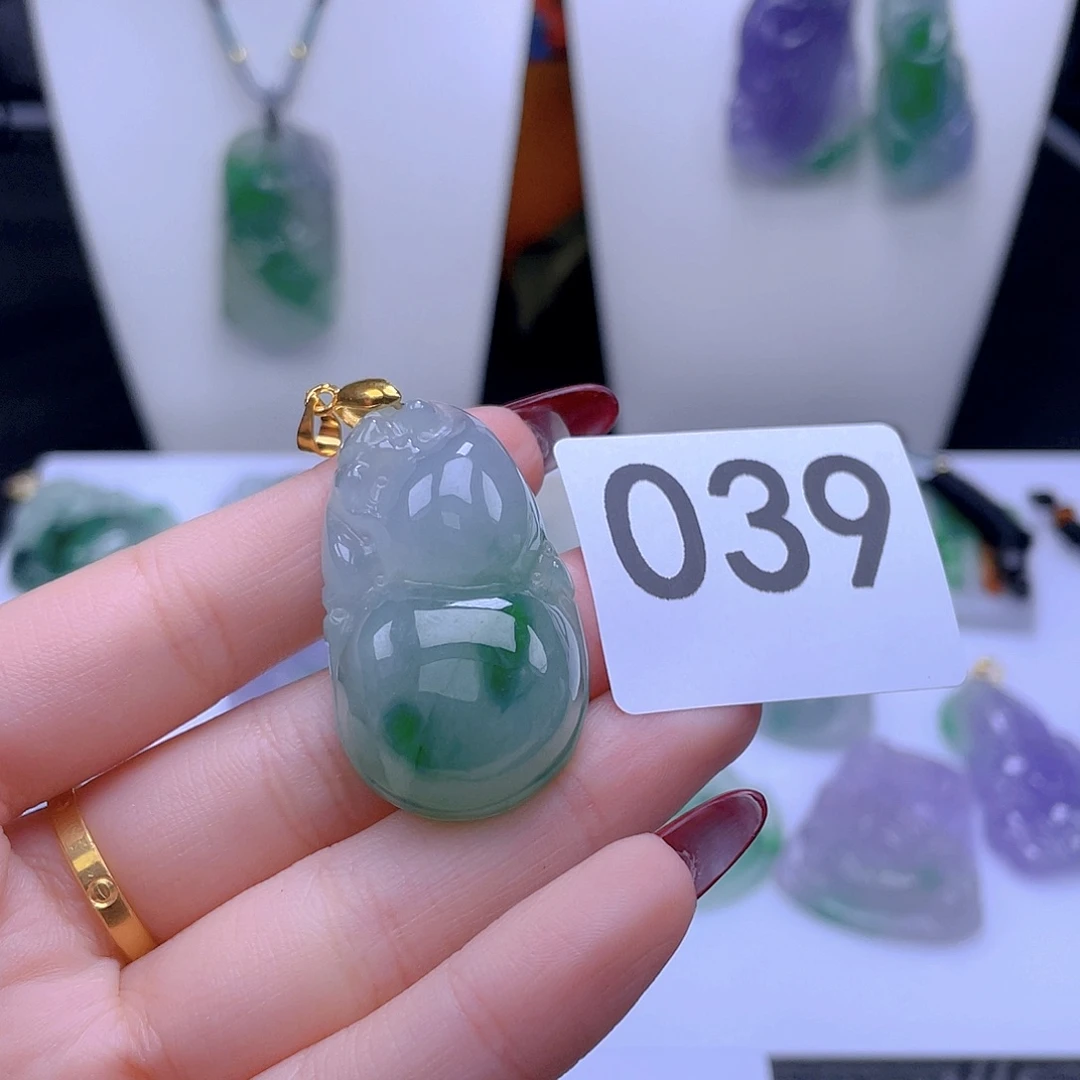 翡翠吊坠(赠链)未镶嵌