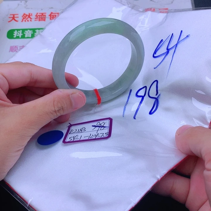 翡翠手镯未镶嵌翡翠