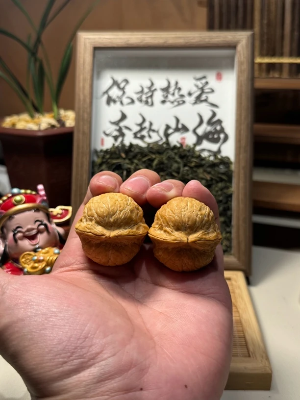 铁核桃把件正圆浅纹 黄金蛇皮球