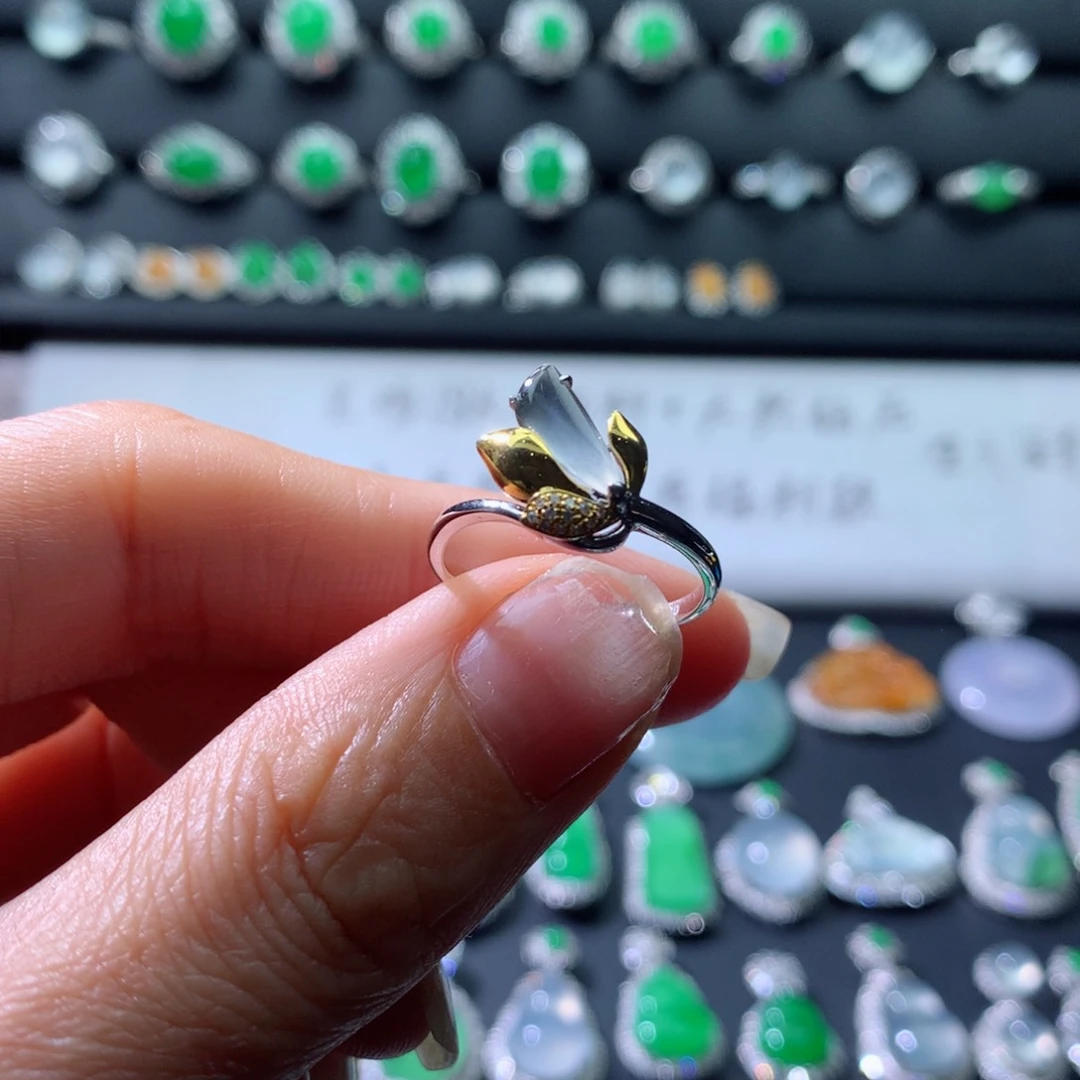 18K金镶嵌戒指翡翠伴钻