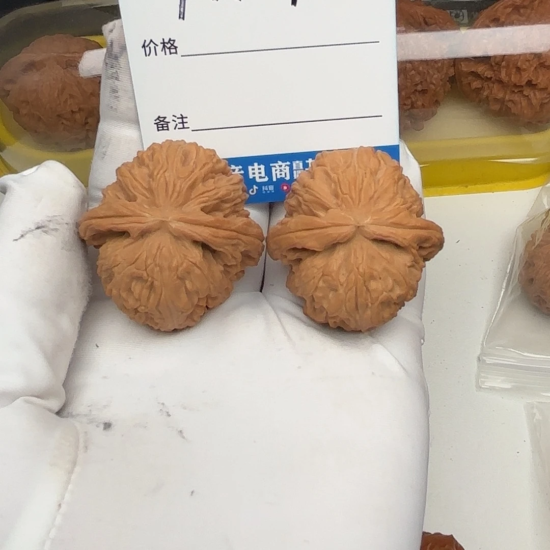 何***逢文玩核桃吊坠白狮子