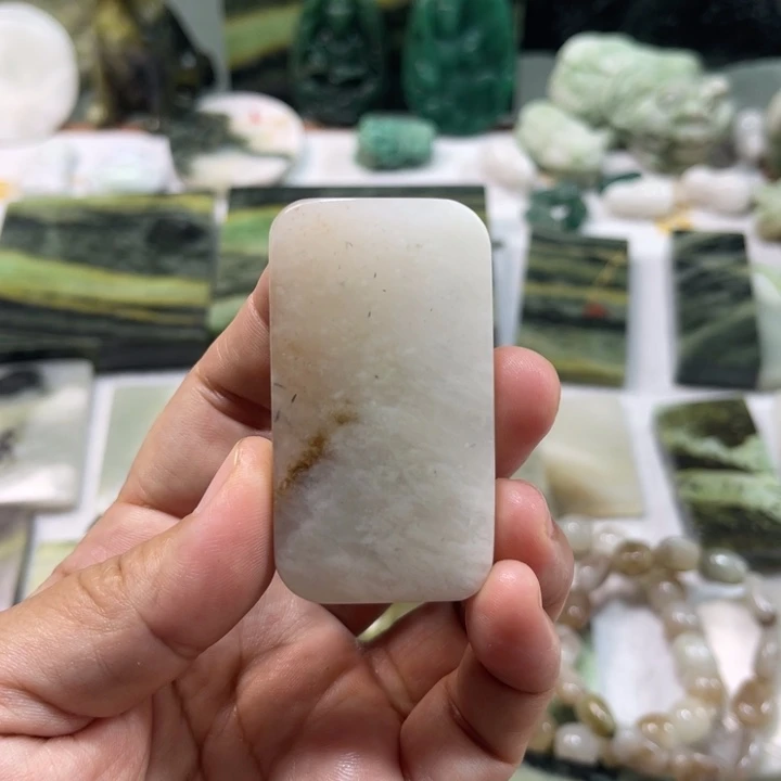 独山玉未镶嵌颈饰家**方