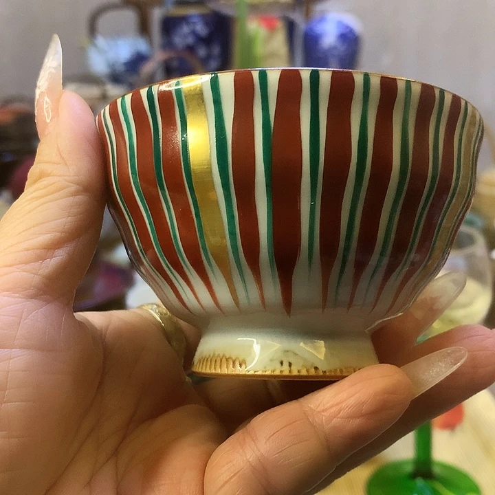 器物的色彩搭配起来很漂亮