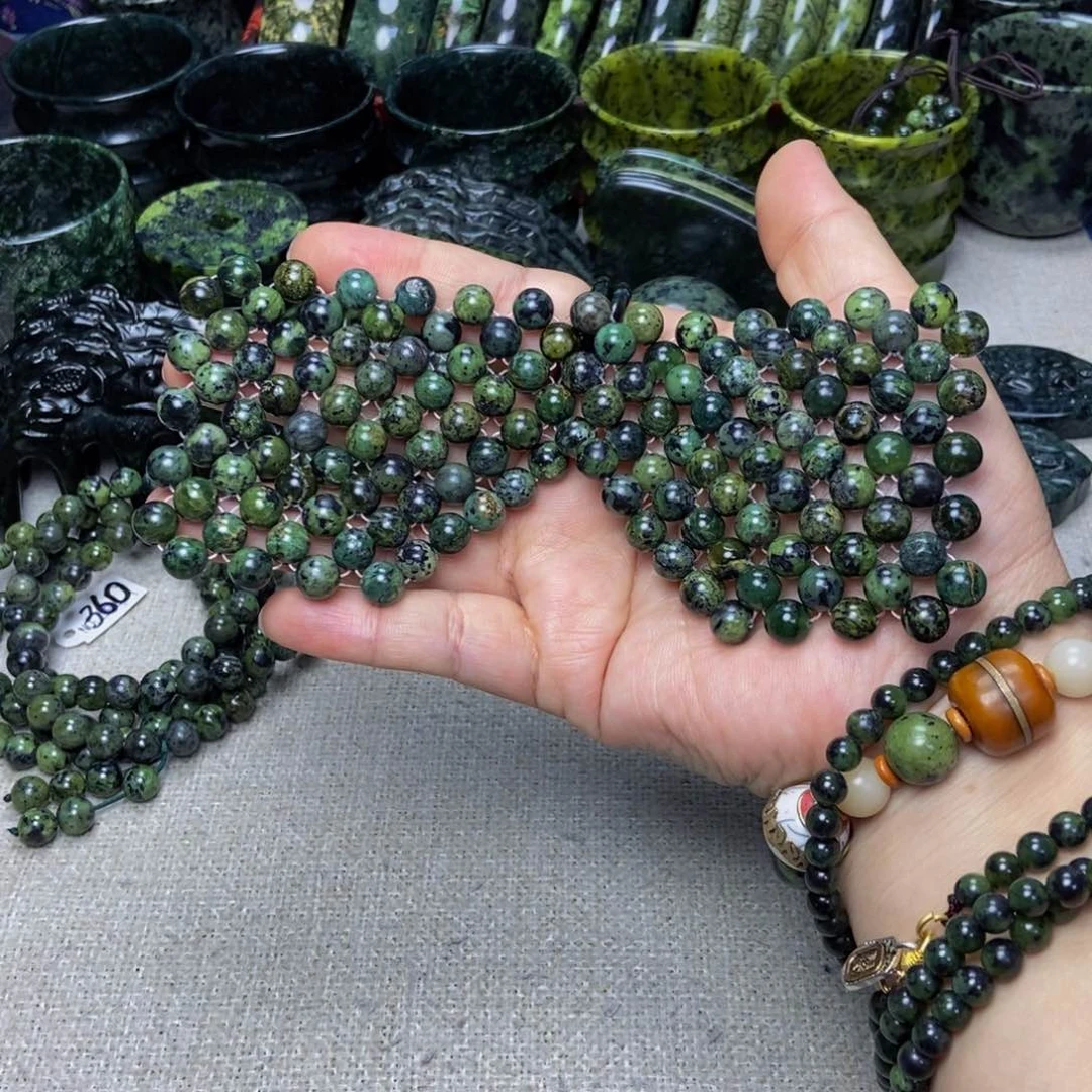 蛇纹石玉微瑕未镶嵌偶有瑕珠