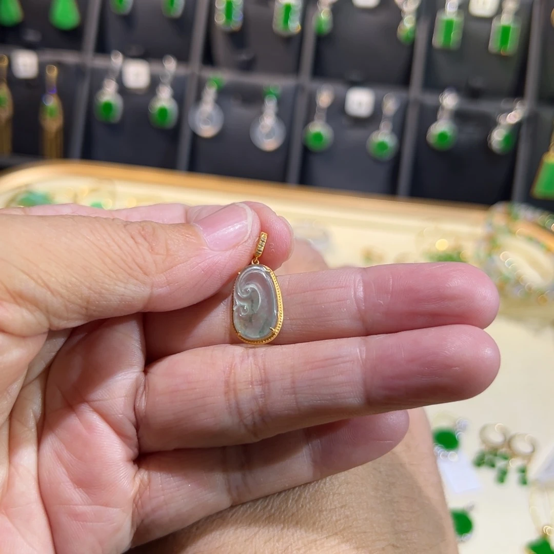颈饰18K金镶嵌翡翠吊坠