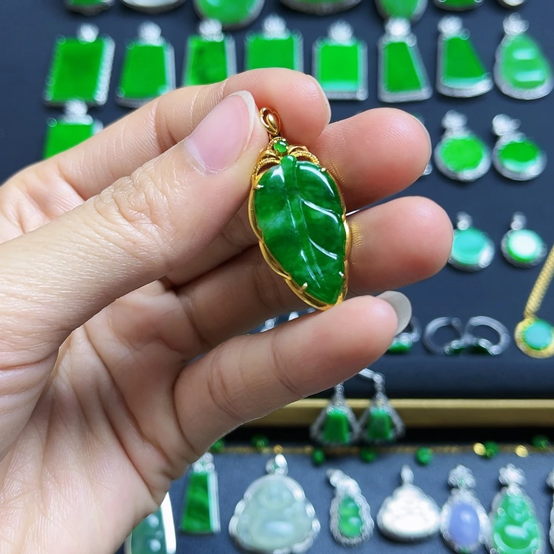 翡翠18K金镶嵌颈饰