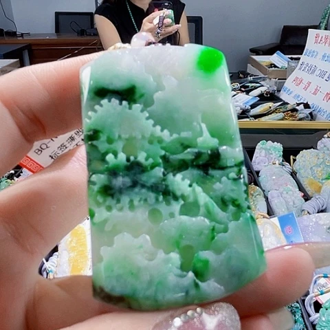 翡翠未镶嵌颈饰一个