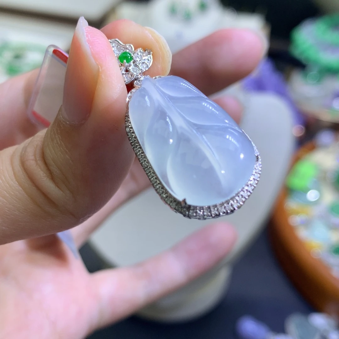 颈饰18K金镶嵌翡翠