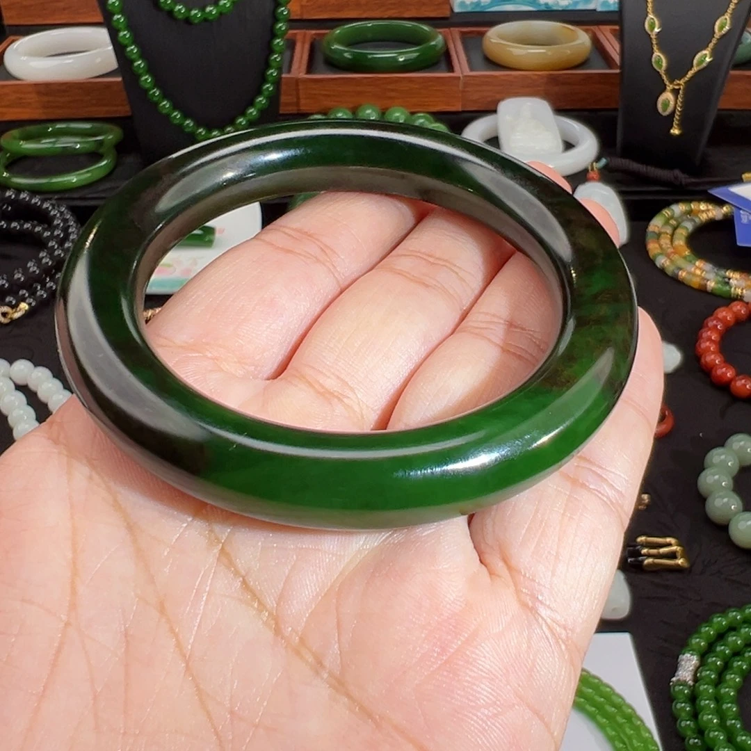 和田玉（碧玉）未镶嵌手镯俄七老料红皮菠菜绿圆条手镯