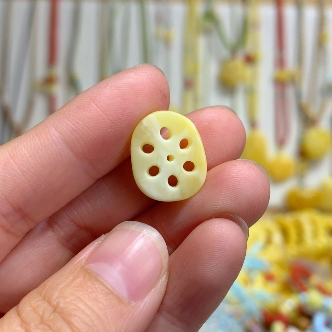 ∾***风蜜蜡未镶嵌裸石扣头