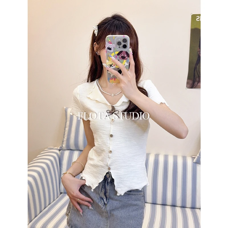 【flota】法式气质短袖女翻领温柔直筒开叉木质纽扣短款上衣2105