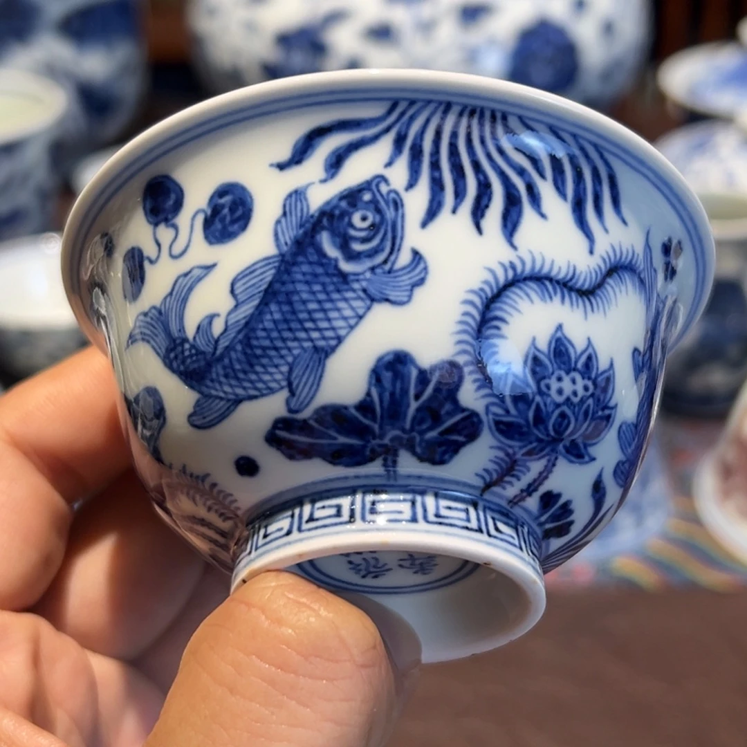 精品青花鱼藻纹小压手杯口径约8.7厘米