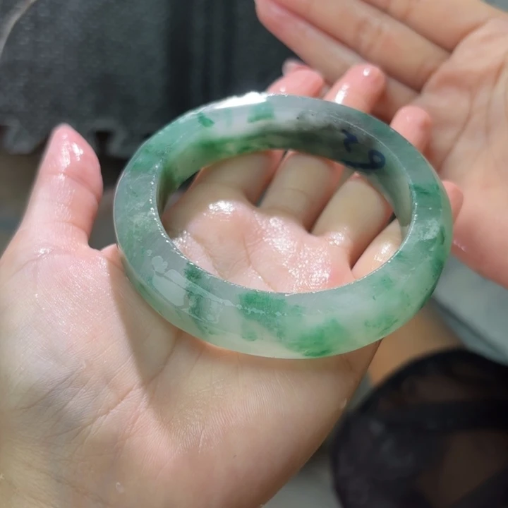 蹦***子石英质玉（非洲翠）手镯未镶嵌定制