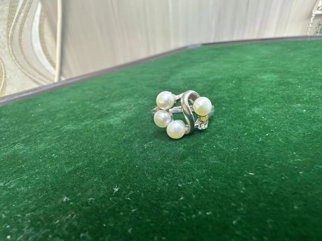 戒指，圈口随机，颜色随机