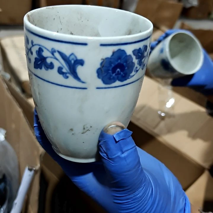 瓷片盘子碗茶壶啥都有