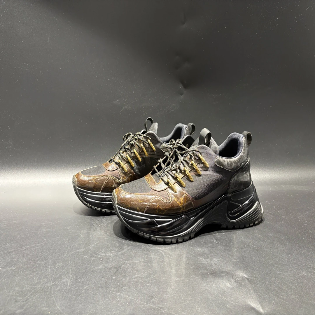99新 LouisVuitton/路易威登 Run Away老花运动鞋/40码/5353