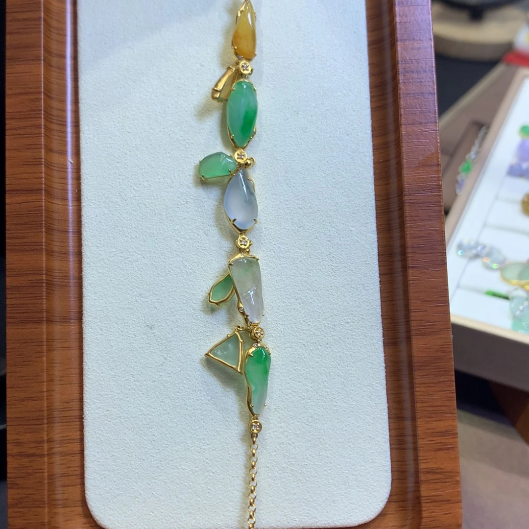 翡翠18K金镶嵌颈饰翡翠