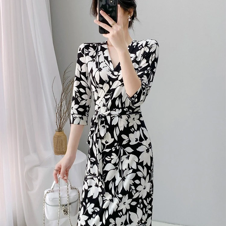 香香【墨影白花】裹身裙女夏2025新黑白印花连衣裙气质V领显瘦长裙