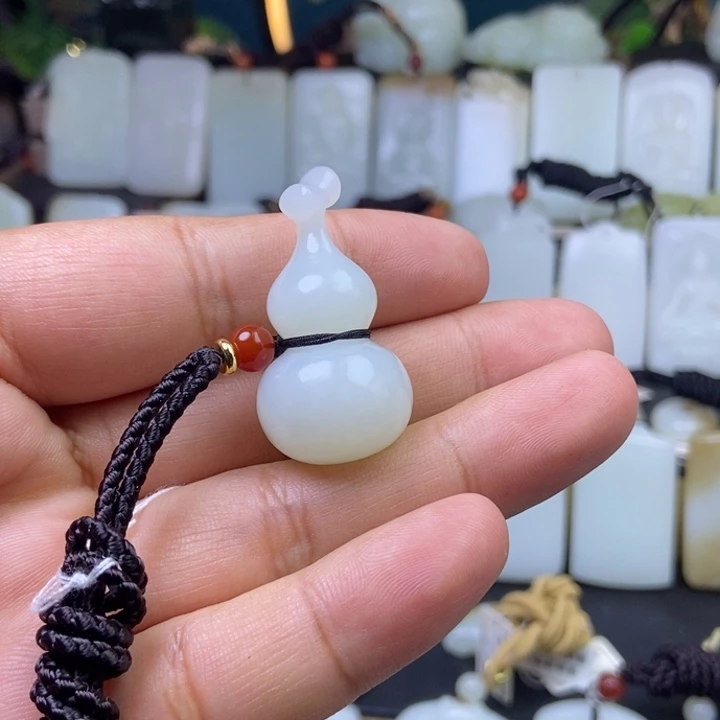 和田玉未镶嵌颈饰大**条