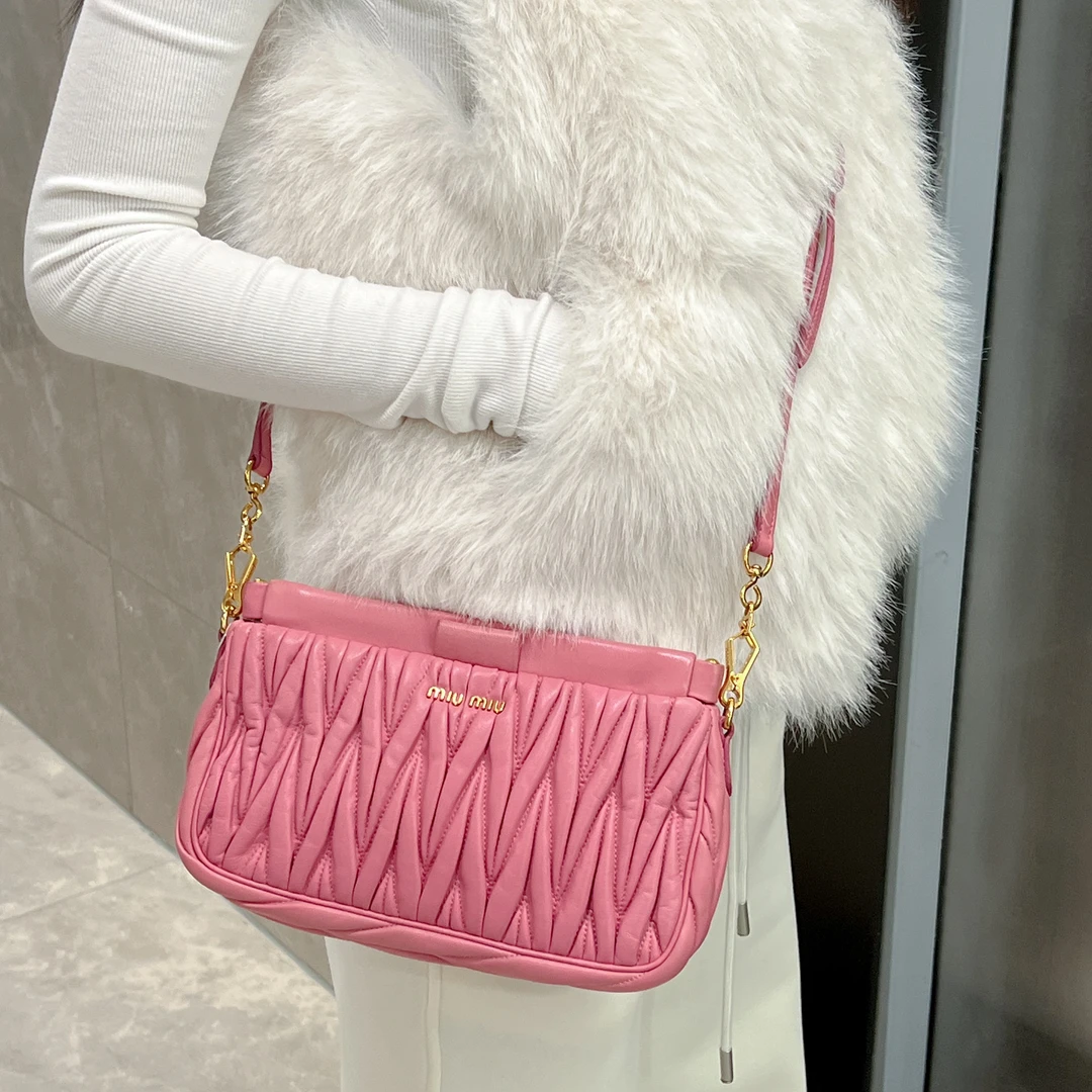 95新 MIU MIU/缪缪 缪缪粉色小众中号夹子包/95新/17406248单肩