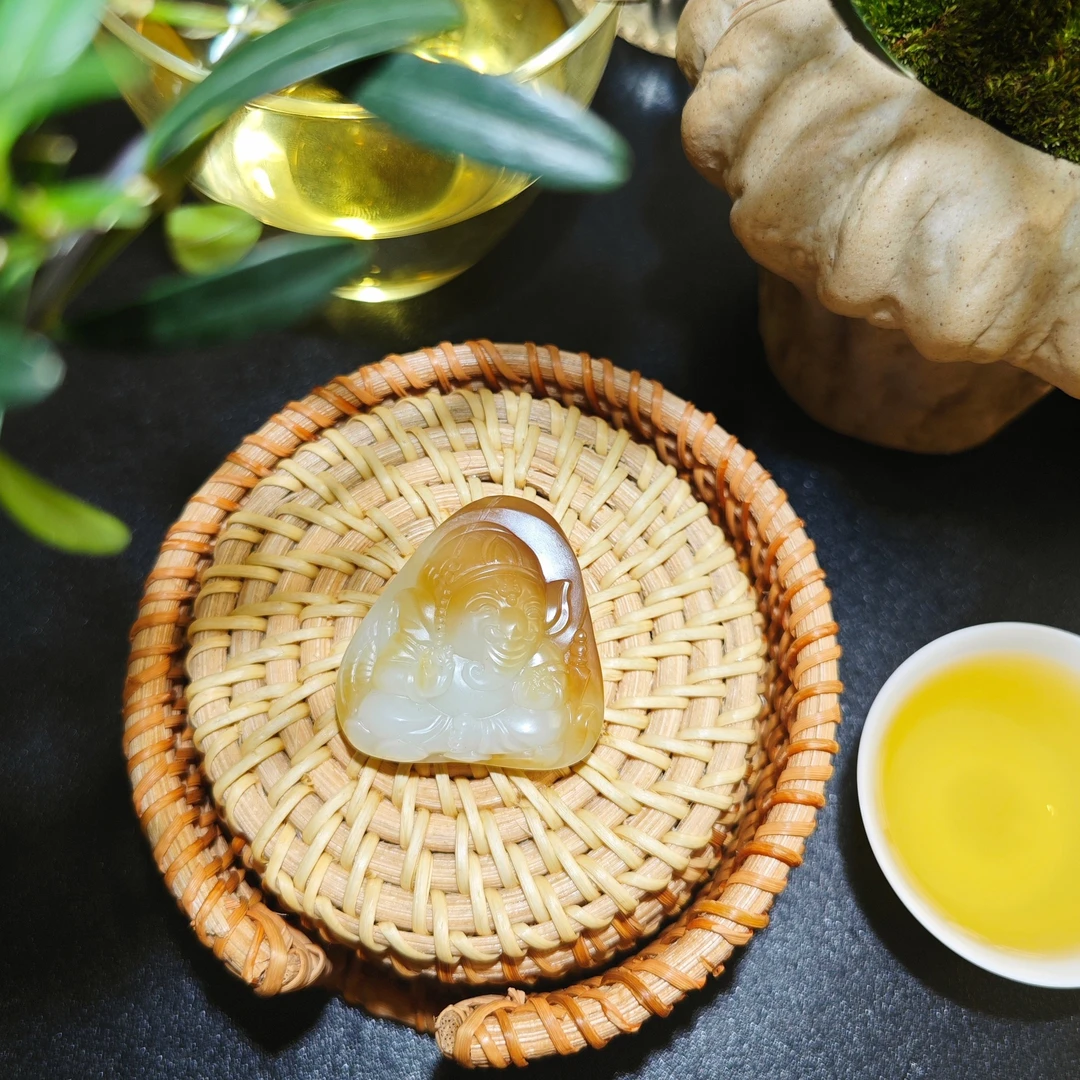 天然新疆和田玉且末金山糖白象神 苏工精雕时尚气质精致吊坠