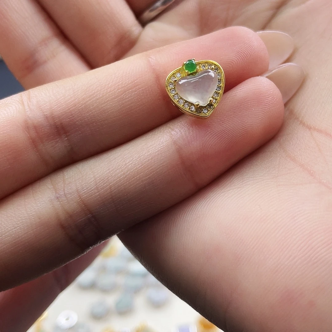 颈饰银S925镶嵌翡翠爱心路路通