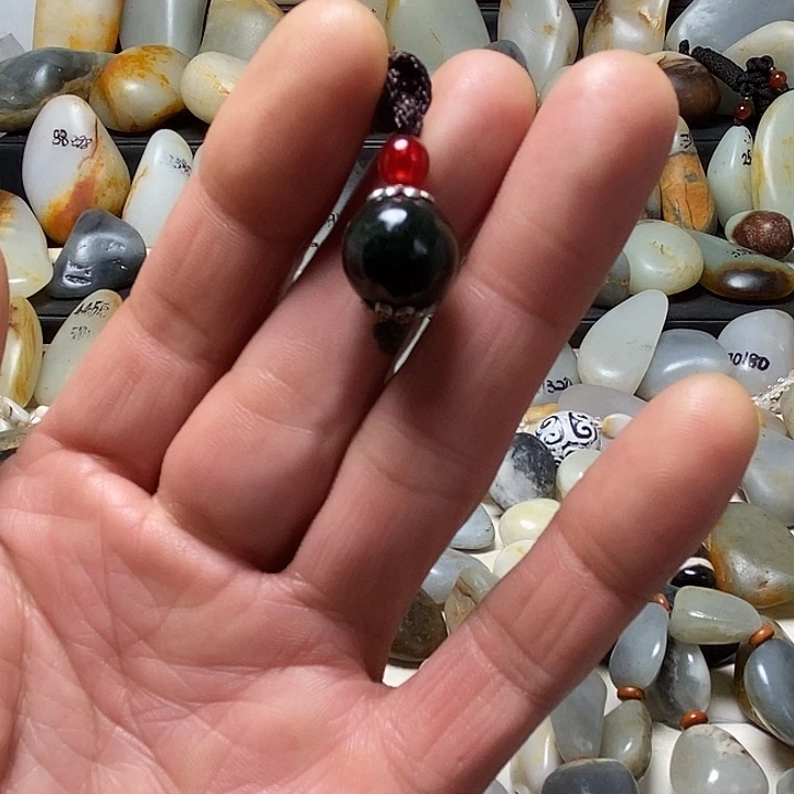 和田玉未镶嵌车挂转运吊坠