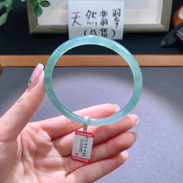 翡翠手镯未镶嵌天然翡翠手镯