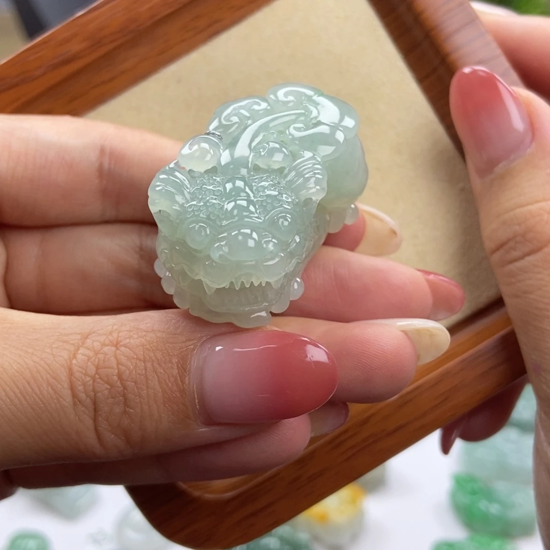 颈饰未镶嵌翡翠糯冰青提肉 含珠如意貔貅