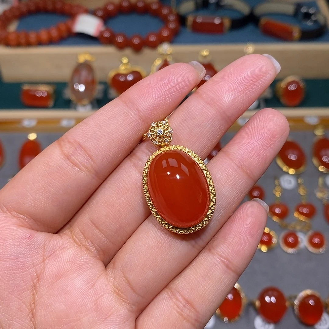 南红玛瑙18K金镶嵌颈饰