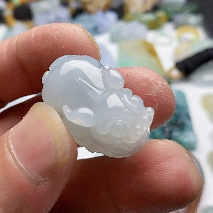翡翠未镶嵌颈饰貔貅