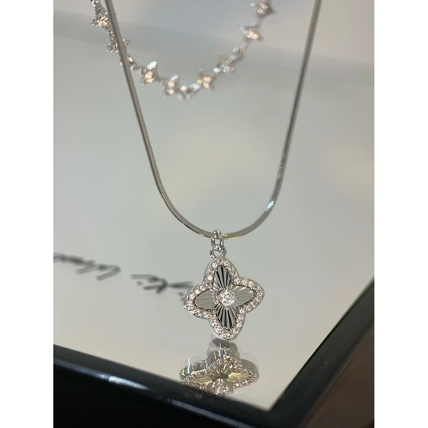镀白金 许愿星 闪耀幸运四叶草新款轻奢女生项链Y109
