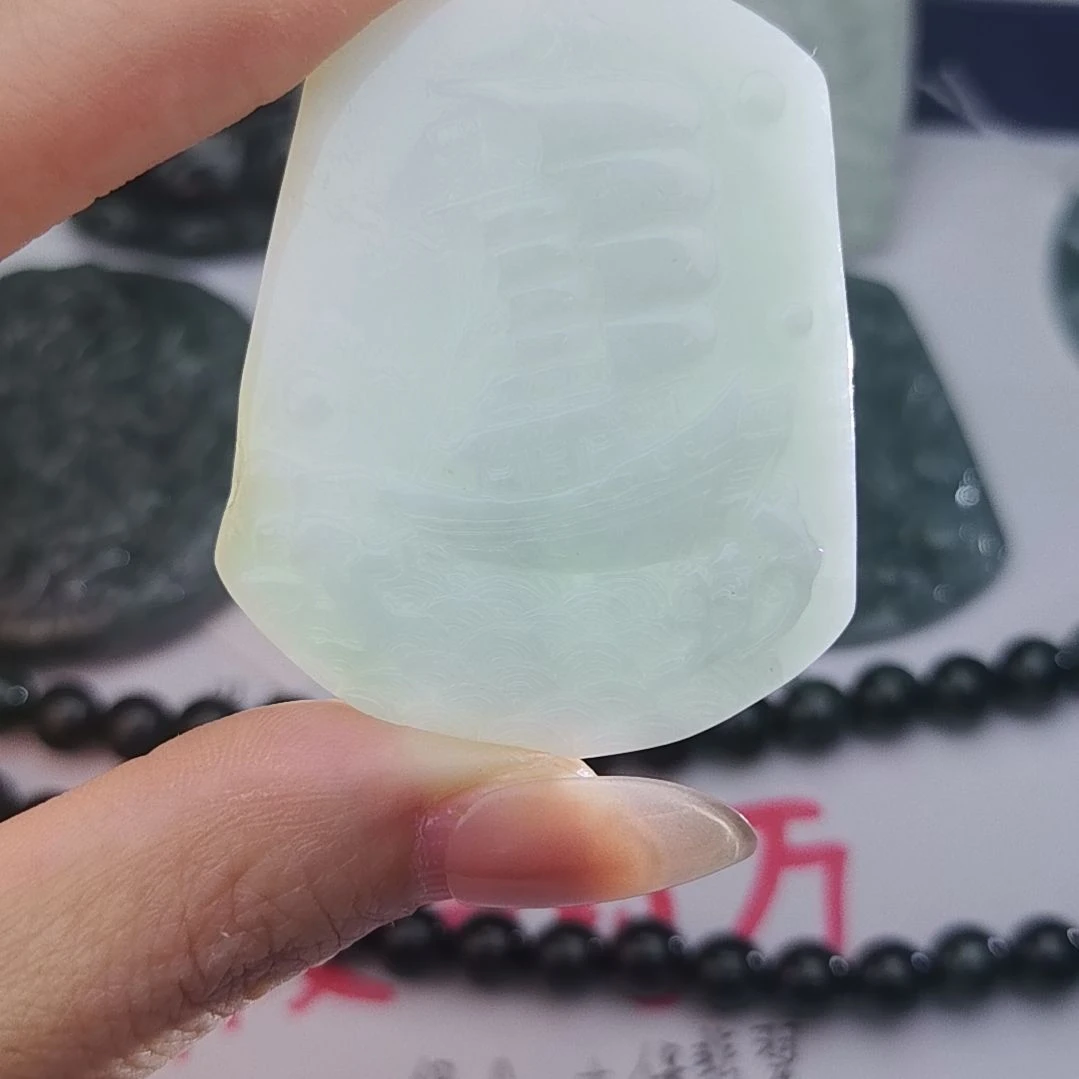 翡翠颈饰未镶嵌天然的A货翡翠