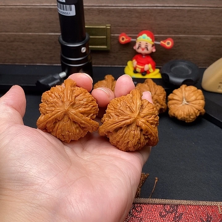 殷***_把件文玩核桃白奔