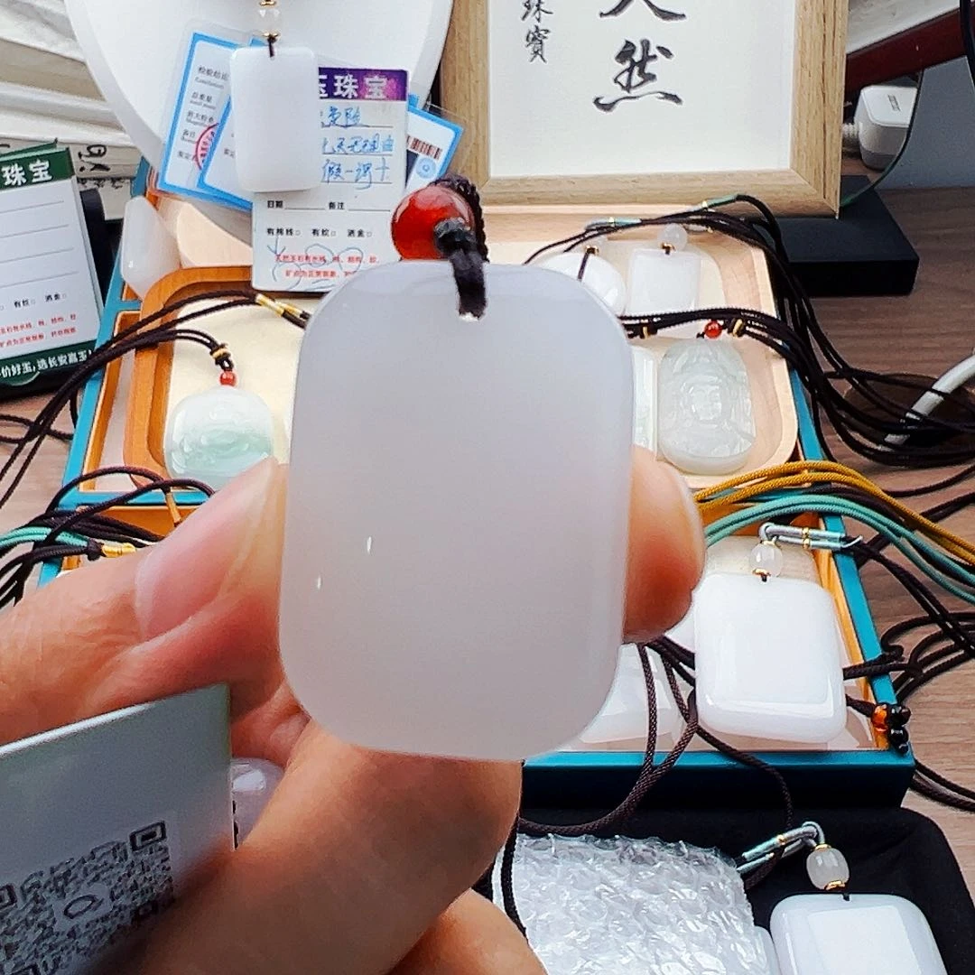 偏***爱石英质玉（金丝玉）未镶嵌颈饰