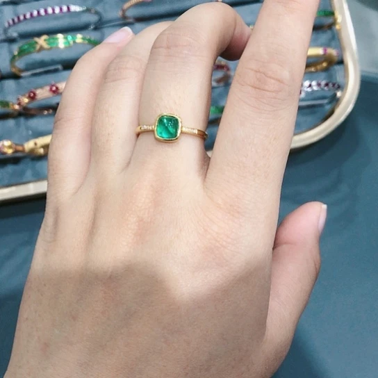 【闪购商品】18K金镶嵌戒指祖母绿